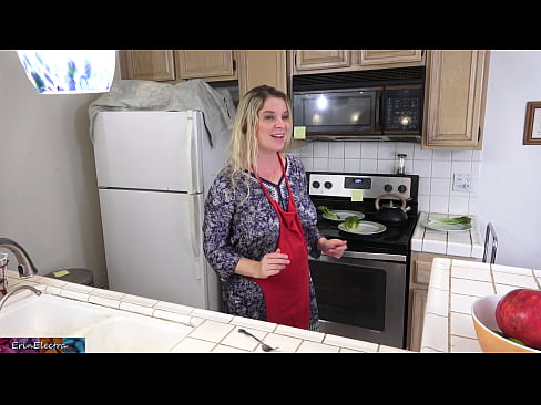 ❤️ Stepmom هن جي تاريخ کان اڳ باورچی خانه ۾ کيس کير پيارڻ ❤ مقعد فحش
